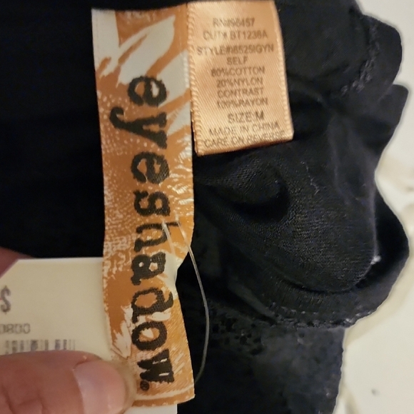 NWT Eyeshadow Black and White Flutter Sleeve Crop Blouse - Picture 2 of 8